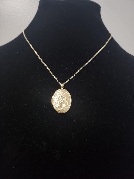 Locket photo necklace